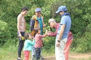 娱乐吃瓜酱爷爷撑伞,娱乐界温馨一幕
